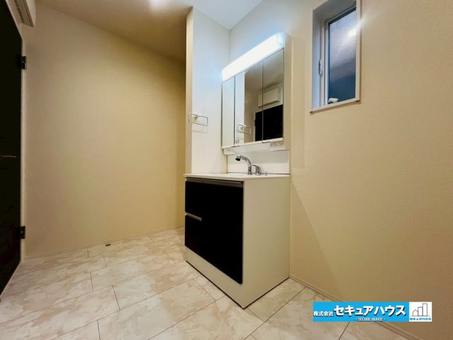 【同施工物件ご案内可能】豊明市栄町新左山　全2棟の内観：施工例|【浴室イメージ】
◆アクセントパネルで落ち着きのある雰囲気を演出します。毎日の疲れを癒やすバスタイムをお楽しみ下さい！
◆窓付きで、カビの繁殖を抑える効果があります。