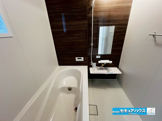 【同施工物件ご案内可能】豊明市栄町新左山　全2棟の内観：施工例|【高機能トイレイメージ】
◆高機能トイレの多くは便器のフタの開閉が自動であり、使用後に手動で水を流す面倒もなく非常に便利です。スタイリッシュな見た目で、お掃除しやすく、節水効果が高いです。
