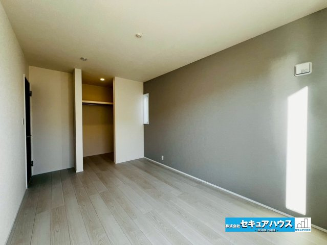 【同施工物件ご案内可能】豊明市栄町新左山　全2棟の内観：施工例|【洋室イメージ】
◆家族一人ひとりの大切なプライベート空間。趣味に合わせて使って頂けるようシンプルに仕上げてあります。暮らし心地を大きく左右する収納を、適材適所に配置し使い勝手を考慮しました。　