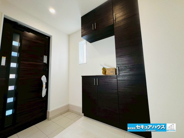 【同施工物件ご案内可能】豊明市栄町新左山　全2棟の内観：施工例|【LDKイメージ】
◆通学から帰宅し、リビングルームで会話を楽しむ子ども達。リビングから臨む景色は太陽色に染まり、解放感溢れゆったりとしたひと時を過ごすことが出来る素敵な空間です。