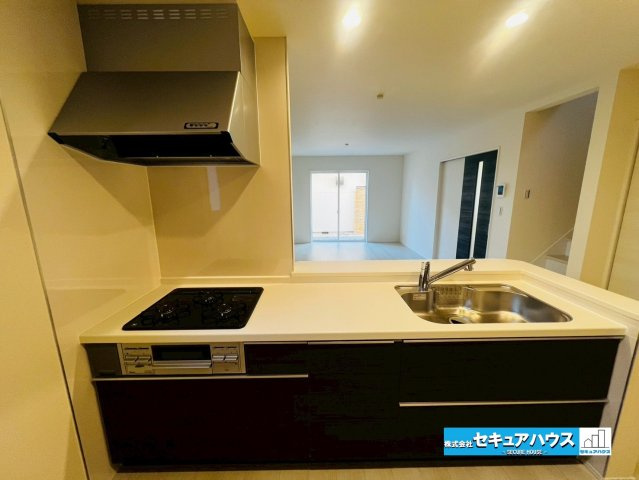 【同施工物件ご案内可能】豊明市栄町新左山　全2棟の内観：施工例|【洗面台イメージ】
◆鏡の裏にはたっぷりと収納スペースを標準装備！
◆電源を付属しているのでドライヤーなど利用できます。