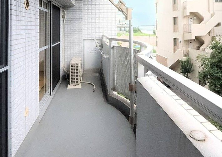 ビレッジハウス潮見タワー１号棟のバルコニー