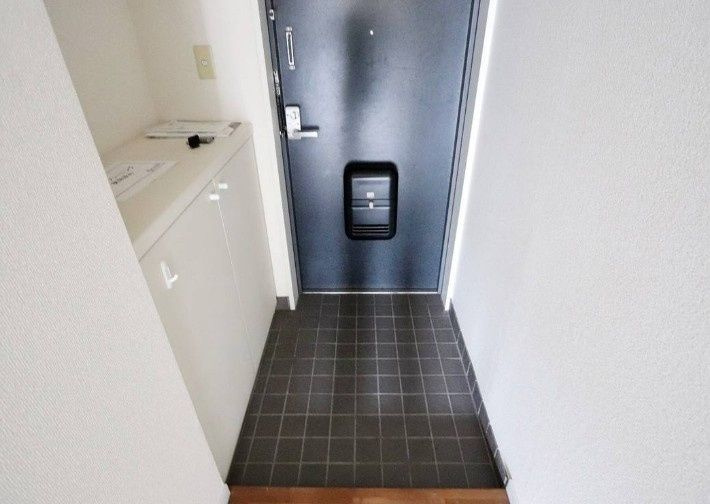 ビレッジハウス潮見タワー１号棟の玄関