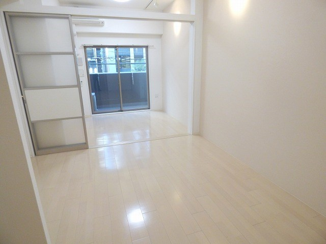 【居間・リビング】SERENiTE本町エコート