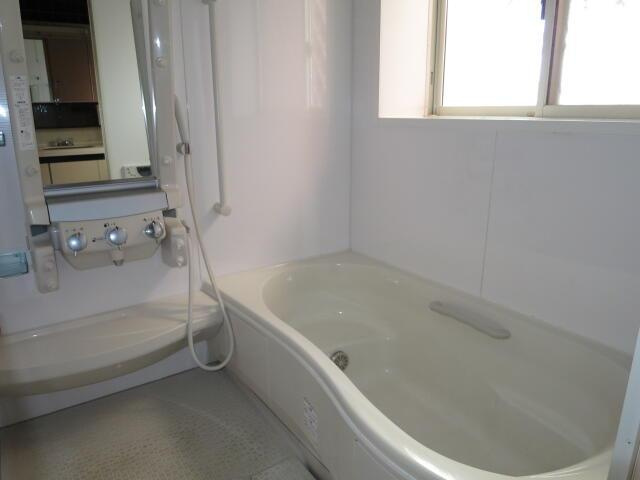 日の出アパートの浴室| 