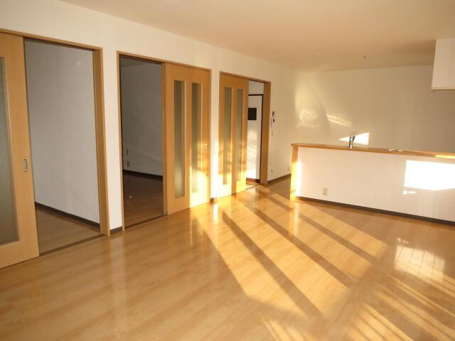 日の出アパートの居間・リビング| 