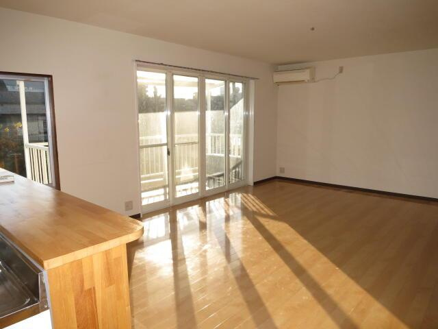 日の出アパートの居間・リビング| 