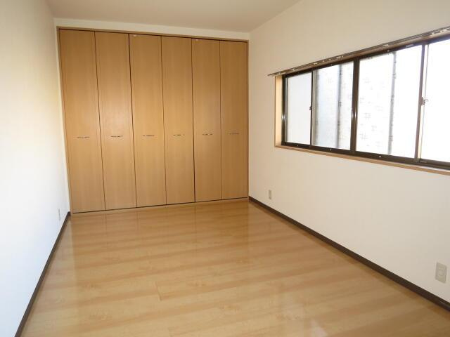 日の出アパートの洋室| 