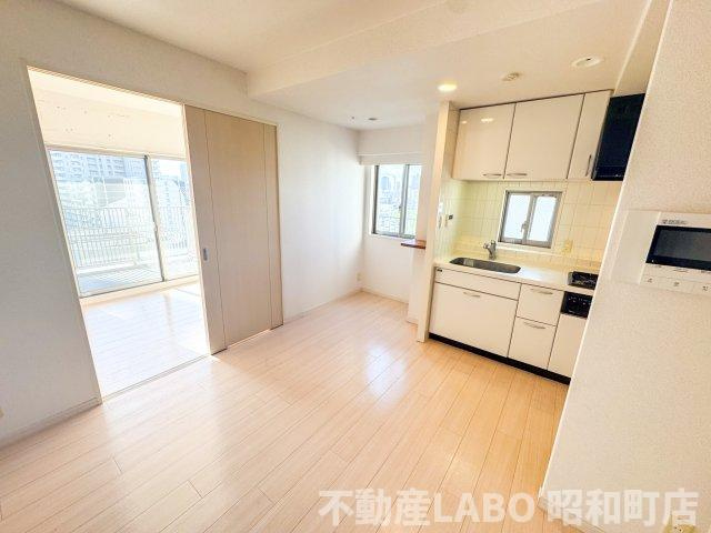 クラウンハイム上町台セントラル ラ・カーサの居間・リビング