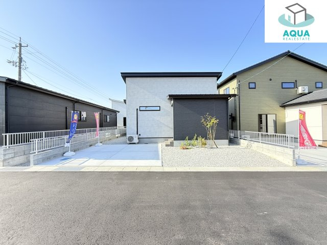 高松市牟礼町大町の新築一戸建の駐車場|おしゃれな外観です