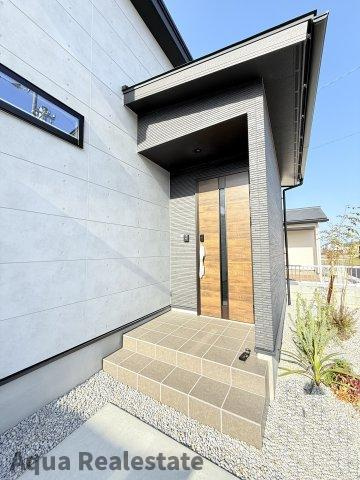 高松市牟礼町大町の新築一戸建の玄関|落ち着いた玄関です