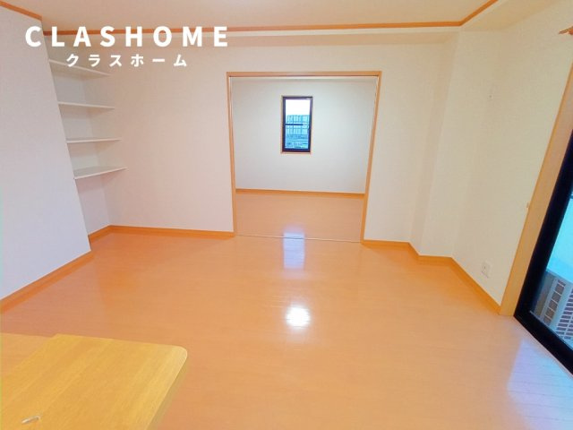 コンフォート小川の居間・リビング|同物件の別部屋になります。