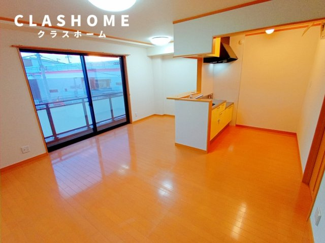 コンフォート小川の居間・リビング|同物件の別部屋になります。