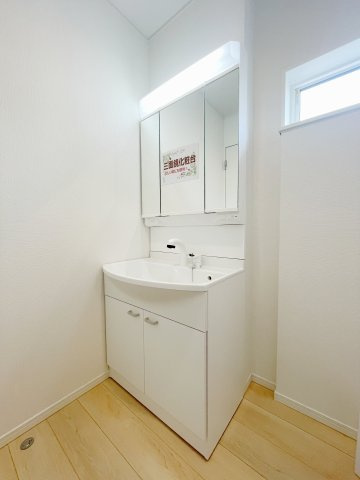 新築戸建・新築建売　邑楽町鶉第7　中野東小・邑楽中の独立洗面台|三面鏡洗面台で朝の身支度もしやすい＆収納力も◎洗面台に物を置かずすっきり清潔に保つことができます！