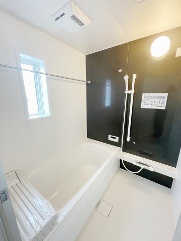 新築戸建・新築建売　邑楽町鶉第7　中野東小・邑楽中の浴室|浴室乾燥機付きで小窓がついているので簡単に換気が可能です！洗濯物干しもできるので便利！