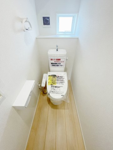 新築戸建・新築建売　邑楽町鶉第7　中野東小・邑楽中のトイレ|白を基調としており小窓で換気ができるので清潔感のある空間。ペーパーホルダーが2つあるのも便利です！