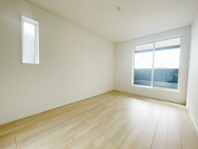 新築戸建・新築建売　邑楽町鶉第7　中野東小・邑楽中の洋室|6.7帖の洋室はバルコニーに面しており南側の窓から太陽の日差しが入る明るいお部屋です！