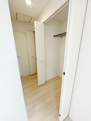 新築戸建・新築建売　邑楽町鶉第7　中野東小・邑楽中の収納|8帖の洋室のクローゼット収納。2か所あるので収納豊富！