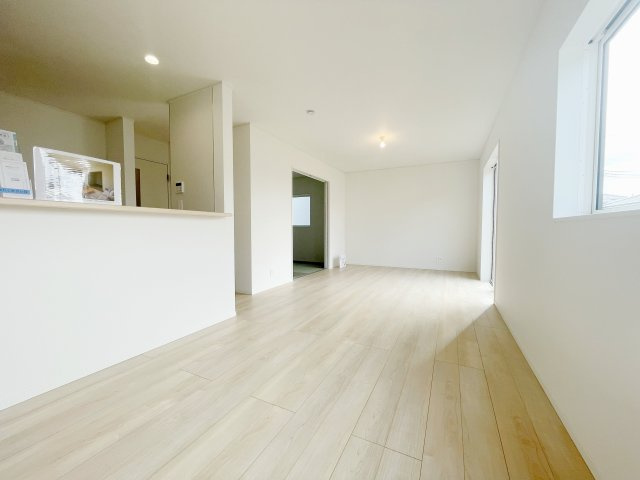 新築戸建・新築建売　邑楽町鶉第7　中野東小・邑楽中の居間・リビング|18帖のLDKは南側の大きな窓から日差しが入り明るく快適な家族団らんスペース！