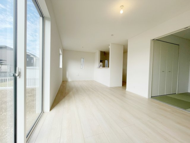 新築戸建・新築建売　邑楽町鶉第7　中野東小・邑楽中の居間・リビング|リビングの隣には4.5帖の和室があり空間を更に広く見せてくれます！