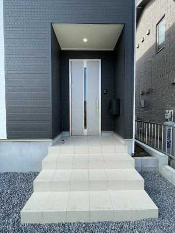 新築戸建・新築建売　邑楽町鶉第7　中野東小・邑楽中の玄関|モニター付きインターホンで訪問者を確認できるので、防犯対策やプライバシー保護など安心です！
