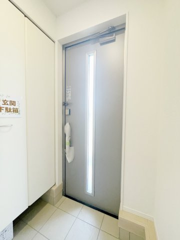 新築戸建・新築建売　邑楽町鶉第7　中野東小・邑楽中の玄関|玄関ドアから日差しが入り明るい玄関です！
