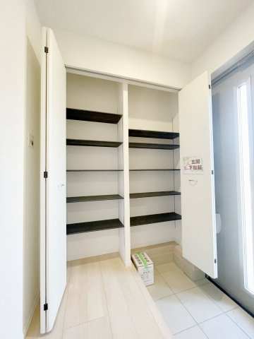 新築戸建・新築建売　邑楽町鶉第7　中野東小・邑楽中の収納|大容量のシューズボックスがあり収納豊富な玄関スペース。