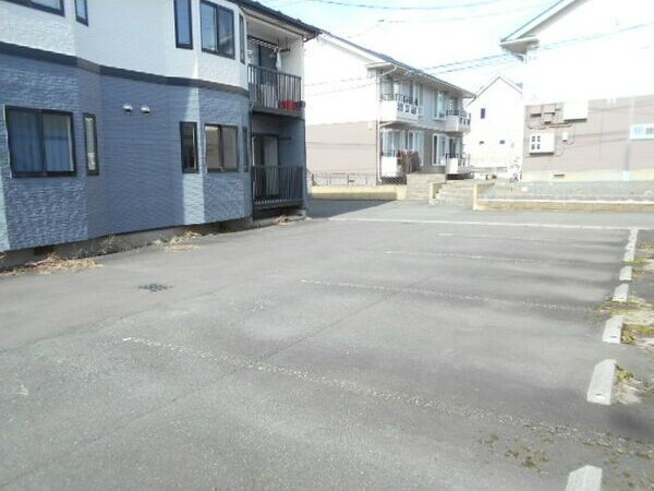 ユニベール A棟の駐車場