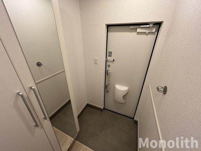 クレメント・ココルの玄関