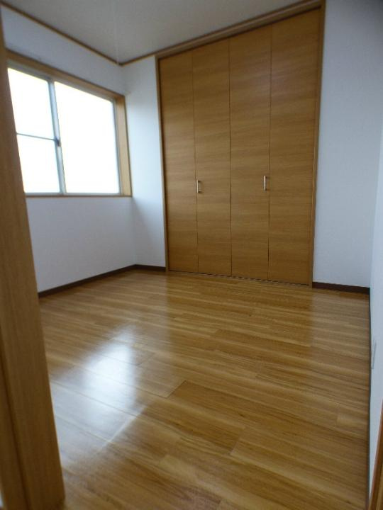 ヒルサイド山手の洋室