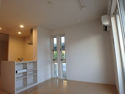 【居間・リビング】 | アズール・マムA棟 | イメージ101号室の写真（反転あり）