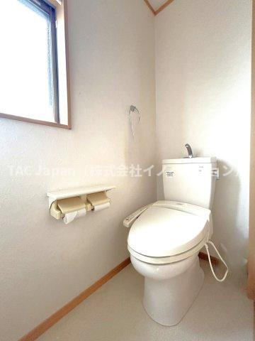 川口市朝日の邸宅のトイレ|洗浄機能付き便座を標準装備。便座保温機能もあるので寒い季節も安心。トイレ奥のスペースにちょっとした収納を造作することも可能。トイレットペーパーなど効率的に収納できます。
