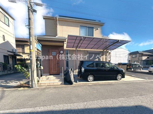 川口市朝日の邸宅の駐車場|現在はミニバンと９００ｃｃのバイクをとめています。
お車のみなら２台とめることも可能です。