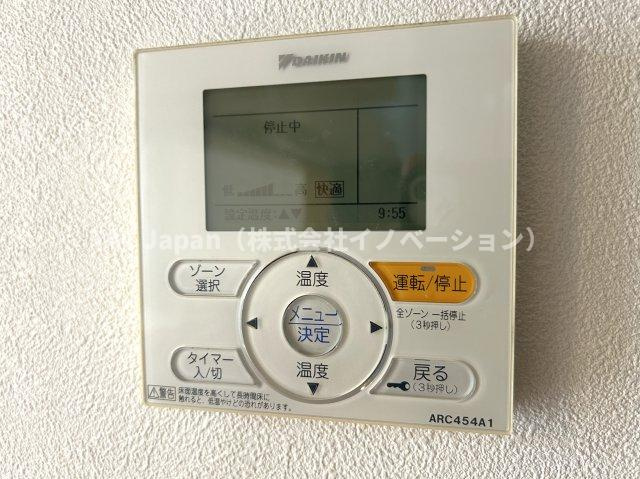 川口市朝日の邸宅の設備|床暖房
足元からポカポカ暖めるので空気を乾燥させることがなく、小さなお子様やお肌を気にする女性にもピッタリ。暖かな部屋に自然と集まるので、団らんの時間が増えますね！