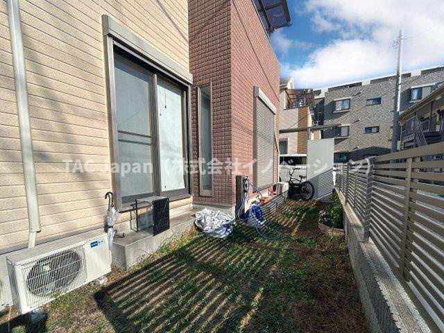 川口市朝日の邸宅の前面道路含む現地写真|すべてのお部屋に朝日が差し込むプランニングになっています。
また、バルコニーには一日中、日が降り注ぎますのでお洗濯もたくさん干せそうです。