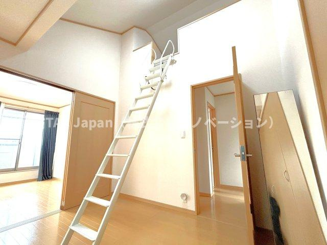 川口市朝日の邸宅の内装|明るく開放的な空間を演出する勾配天井。
居心地のいいお部屋でくつろぎのひと時を。