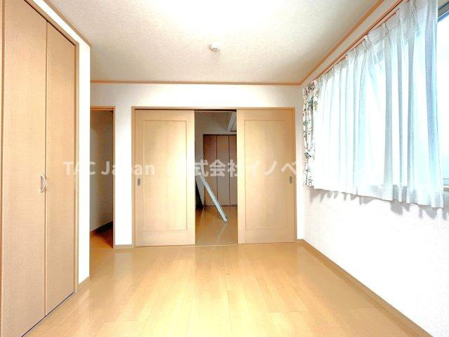 川口市朝日の邸宅の洋室|感性を育むプライベートルームはシンプルでスマートな空間。好みの空間で読書をしたり、音楽を聞いたりと一人の時間も充実したものにできます。