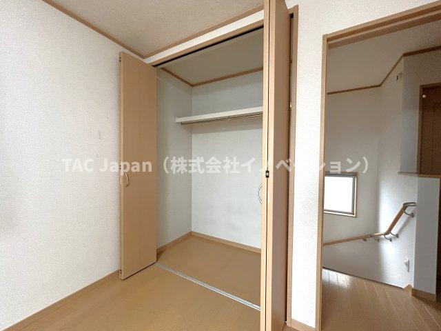 川口市朝日の邸宅の収納|【クローゼット】
各部屋に収納が付いており冬物や夏物、スーツケースなども全部まとめて収納もできますのでお部屋を広く開放的にお使いいただけます。