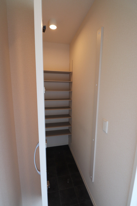  プログレスⅠ B棟の玄関|シューズボックス付きの玄関です☆