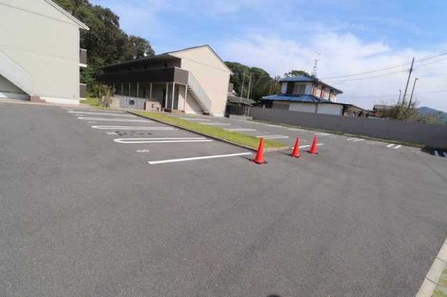  プログレスⅠ B棟の駐車場|駐車スペースもあります☆