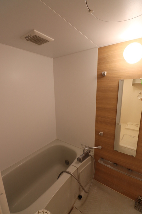  プログレスⅠ B棟の浴室|
追い焚き機能付きのお風呂です♪