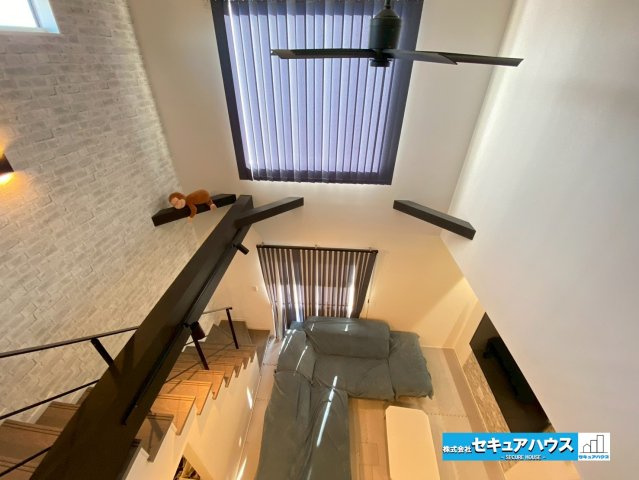 岡崎市渡町字荒居の居間・リビング|【リビングイン階段】
◆廊下を通らず上下階を行き来でき、移動がスムーズ、リビングを通る際に家族の他の人と接する機会が増えるためコミュニケーションをとることもできます。