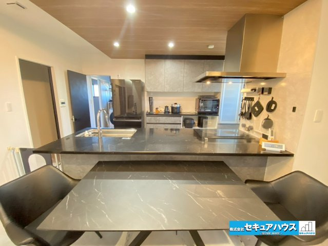 岡崎市渡町字荒居のキッチン|【キッチン】
◆キッチンカウンターになっているため、できたお料理をカウンターに置いて調理スペースを広げることができます。