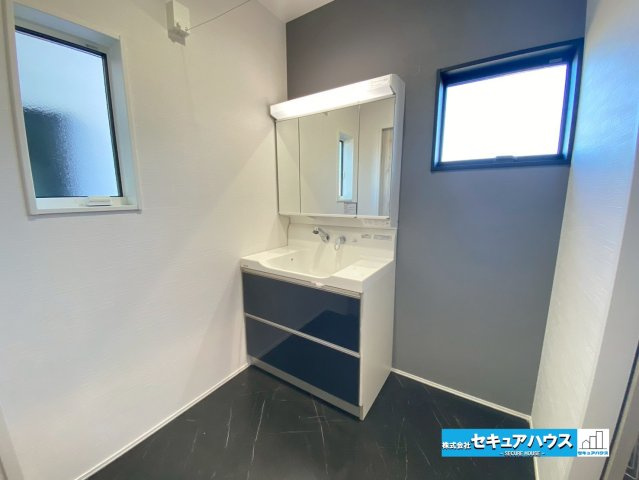 岡崎市渡町字荒居の独立洗面台|【洗面台・洗面所】
◆収納スペースもバッチリなこちらの洗面台。忙しい朝の時間にお役立ち！化粧品やヘアケア用品など細かな物も鏡の裏に見えない収納可能です♪