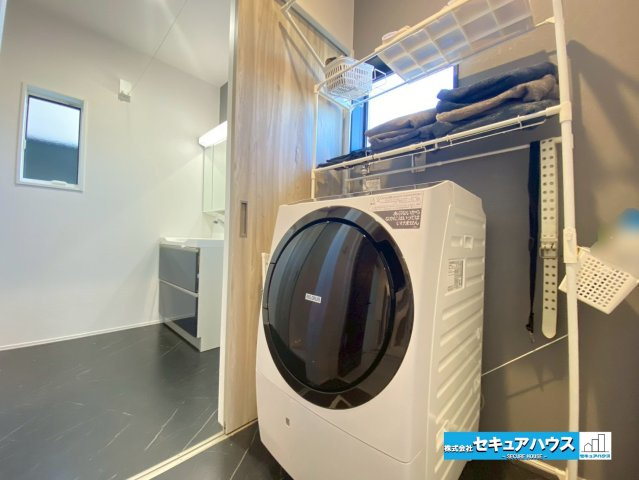 岡崎市渡町字荒居の脱衣所|【脱衣所】
◆脱衣所は扉などで仕切られているため、入浴中など着替えの際にも家族や来客の目を気にせず安心です。