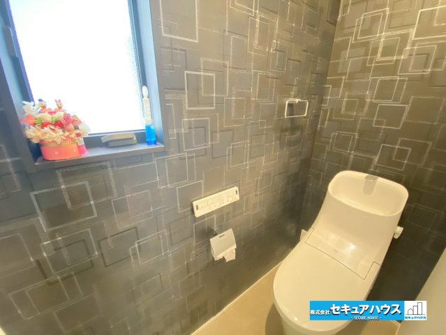 岡崎市渡町字荒居のトイレ|【1階トイレ】
◆お掃除しやすい素材と機能にこだわった、シャープなフォルムのトイレはいつまでもキレイが続きます。少ない水量で洗浄できる、環境にもお財布にもやさしいエコなトイレです。