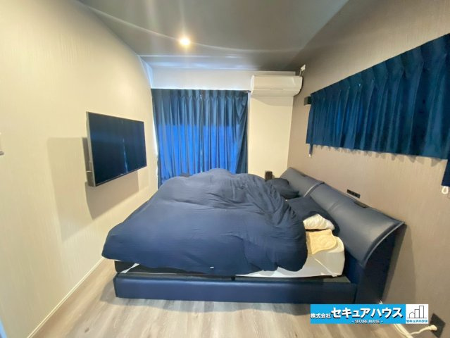 岡崎市渡町字荒居の洋室|【洋室】
大きな窓からは快適な光を取り入れ、通気性能を上げる事で居心地の良い空間を演出します。多くの時間を過ごす住まいだからこそ、いつも快適な場所であるように考えられた居室です。