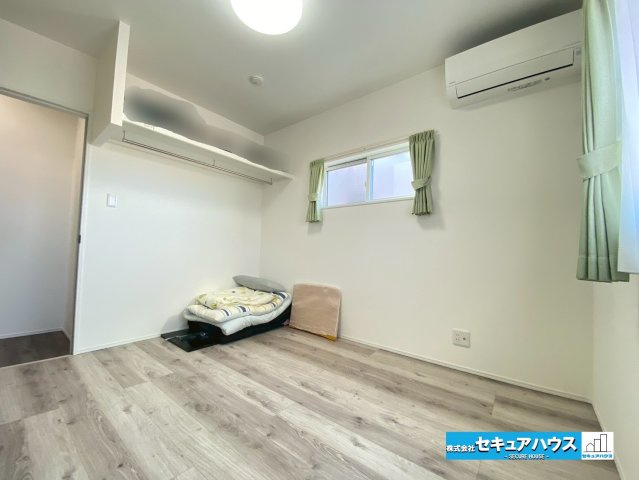 岡崎市渡町字荒居の洋室|【洋室】
◆各居室に収納スペースがあります。白基調のお家の為、レイアウトがしやすいです。