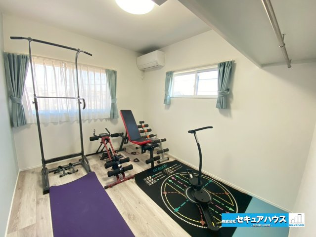 岡崎市渡町字荒居の洋室|【洋室】
◆大きな家具も充分における広さです。2面採光のため明るいお部屋です♪