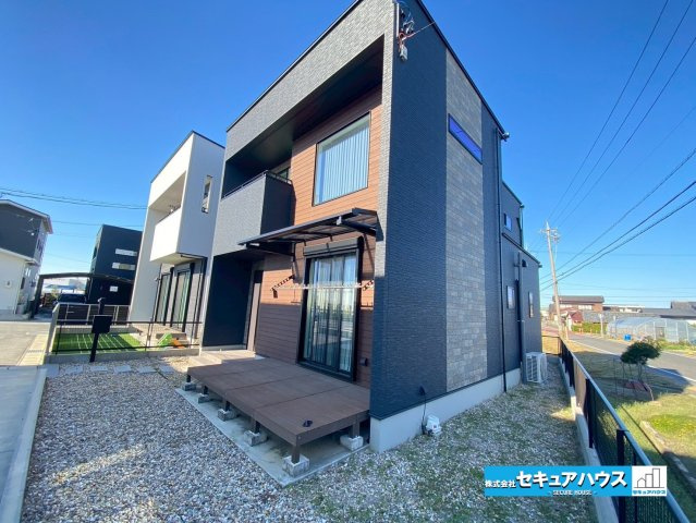 岡崎市渡町字荒居の外観|【ウッドデッキ】
◆リビングの延長として庭を活用でき、洗濯物干し場にもなります。また、子どもの遊び場にもすることができます。